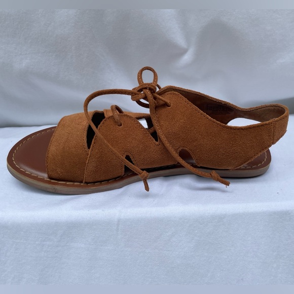 New in box. Toms Gladiator Suede Sandals. Size 6.5 - Picture 4 of 5